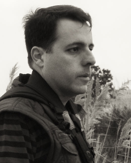 Soy Miguel Angel G. Roig, un entusiasta de la fotografía clásica, aficionado –apasionado-, hasta donde me llega la memoria, al arte en sus variadas formas, y en particular al cine, la animación, fotografía y pintura en lo que respecta a la imagen. Desde joven he sentido una íntima maravilla y profunda admiración por el gusto y estética del arte, las modas, etc. que florecieron en la primera mitad del siglo XX. Durante años he ahondado en este periodo, descubriendo más y más a medida que indagaba, sobrepasando así la barrera de la estética y el arte, y revelándose un único todo, en el que no se puede comprender una parte sin el resto. Hace unos años, cansado ya de ver la vulgaridad y esterilidad del arte y el mundo actual y en concreto de la fotografía (incluida la de los así llamados “maestros” actuales), viéndola convertida en un simple y decepcionante vehículo para el mercantilismo de productos, ideologías y egos, cargada de técnica pero muerta y sin vida, decidí hacer mis pinitos con una cámara e intentar recuperar la autenticidad, lo genuino, en definitiva, lo único que hace realmente intemporal al mundo y nos habla sinceramente y humildemente. La fotografía, siendo una de mis aficiones, representó una opción ideal. En la actualidad combino mi actividad profesional con la fotografía, principalmente de retrato. Aunque el propósito es noble, es difícil de alcanzar. Es también posible que predique en un mundo desierto. Aun así, creo que vale la pena intentarlo, dentro de las -bastantes- limitaciones personales y –escasas- posibilidades, pero ¿acaso no son las causas perdidas –cuando la verdad está en ellas -, las únicas por las que merece la pena luchar?